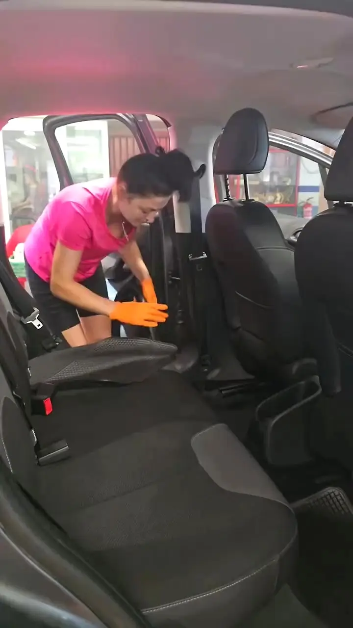 Técnica de Dynamic Wash aspirando los asientos de un coche